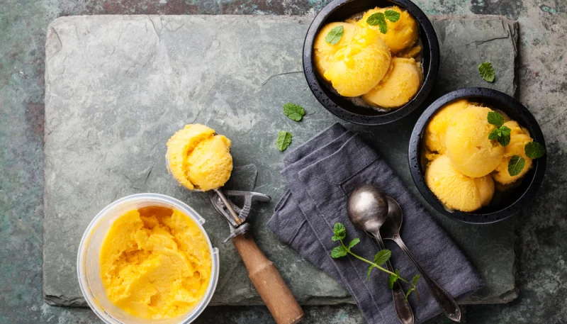 Gelato allo zafferano, mandorle, miele e cannoli