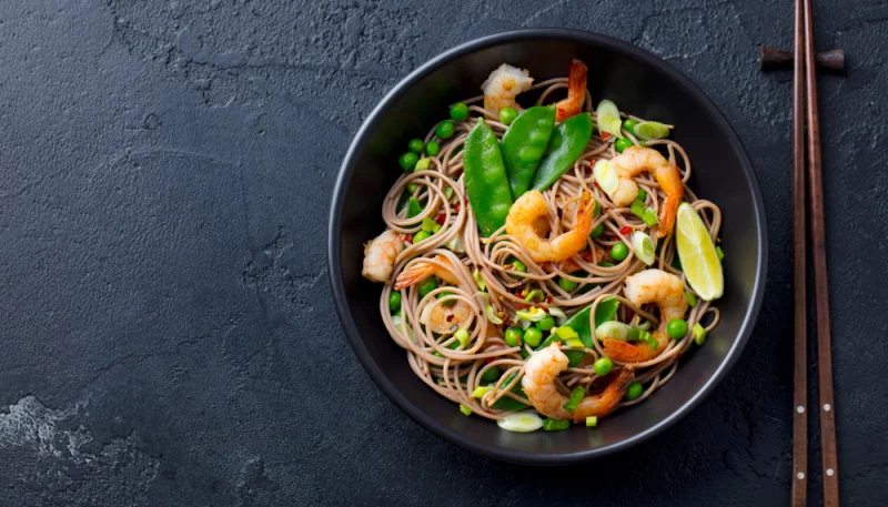 Noodles ai frutti di mare e verdure