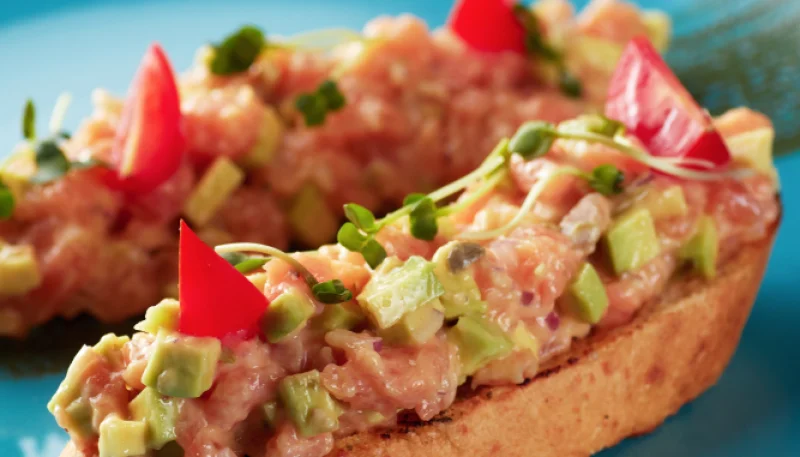 Tartine ai funghi, avocado e tartare