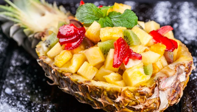 Barca di frutta tropicale al miele