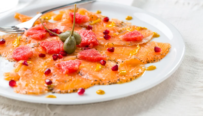 Carpaccio di salmone con melograno e pompelmo