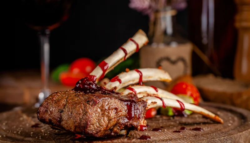 Costolette di agnello con salsa ai lamponi