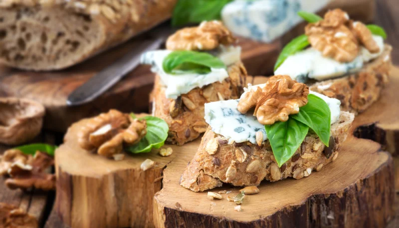 Crostini con gorgonzola e noci