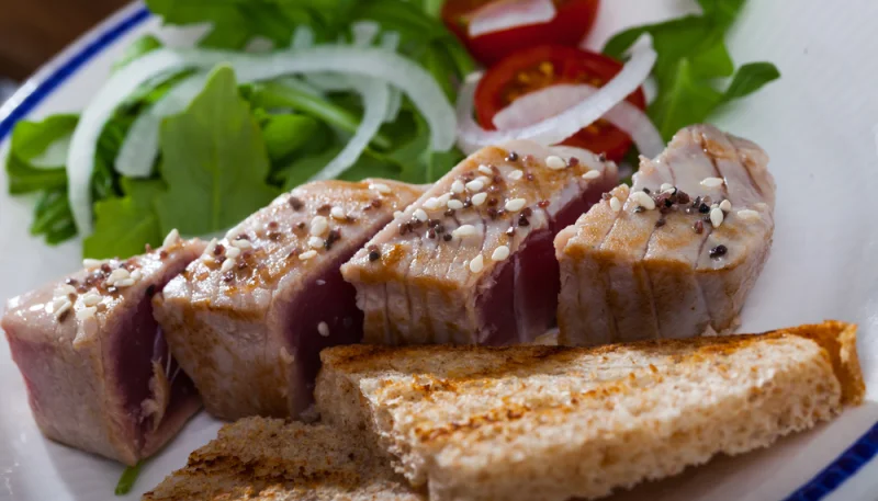 Cubi di tonno impanato al sesamo con aceto balsamico