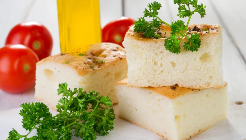 Focaccia con mozzarella e prezzemolo