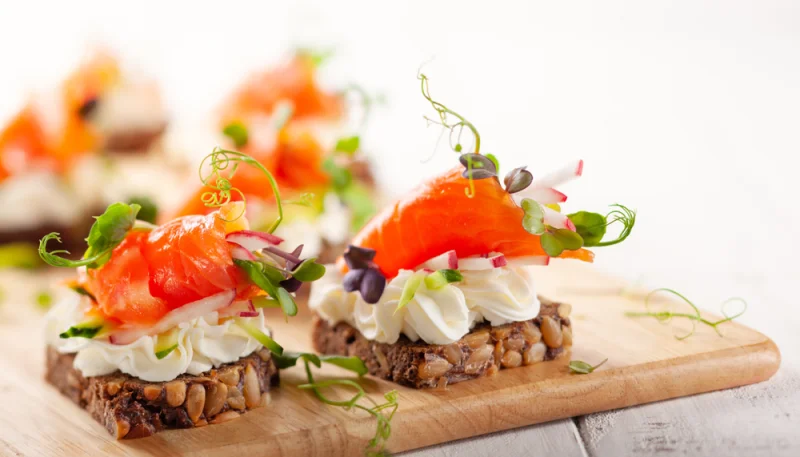 Mini Canapé al salmone, ricotta e fichi secchi