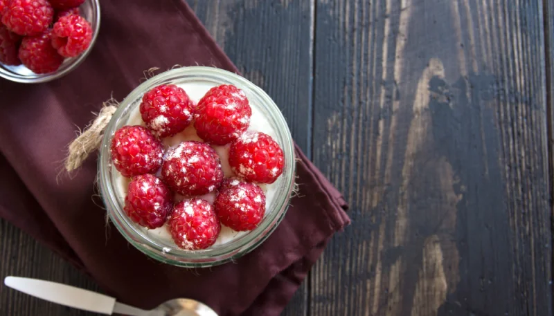 Mousse di limone con lamponi
