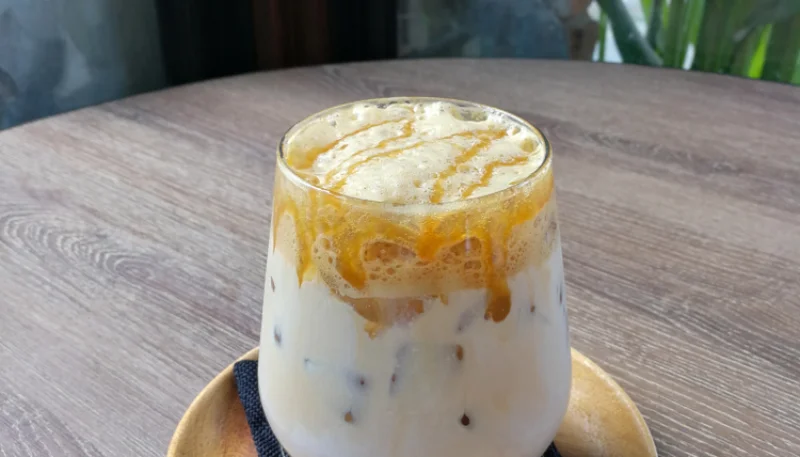 Spuma di panna e yogurt con salsa all'arancia