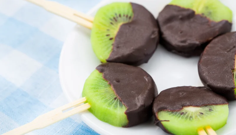 Stecco di kiwi e cioccolato