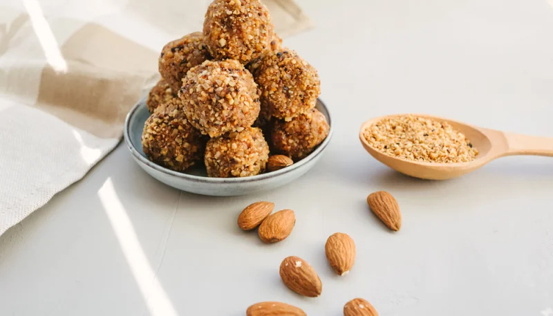 Tartufi con mandorle e datteri