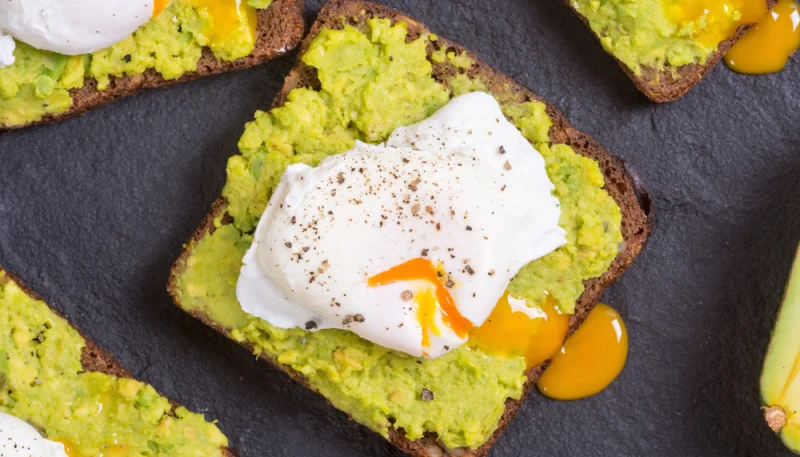 Toast con guacamole e uova occhio di bue