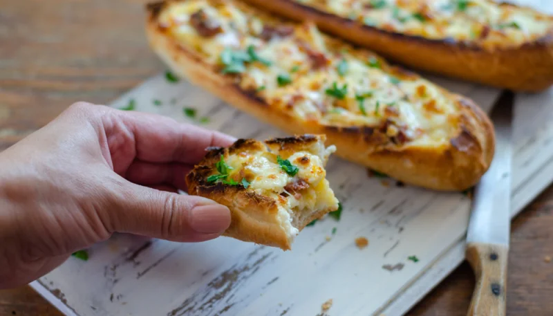 Baguette ripiena di formaggio