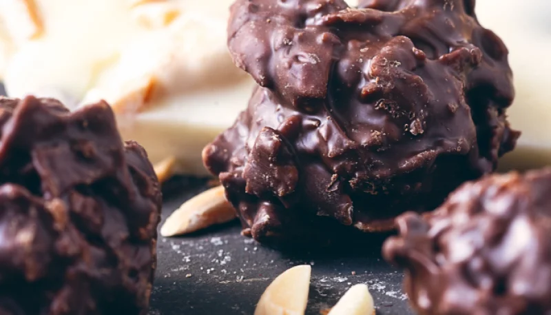 Cioccolatini allo yogurt con mandorle