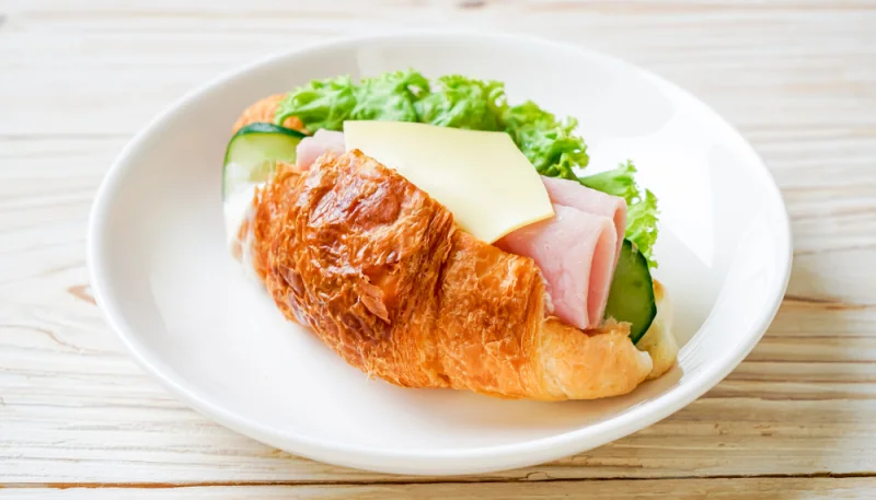 Cornetti con prosciutto e sesamo