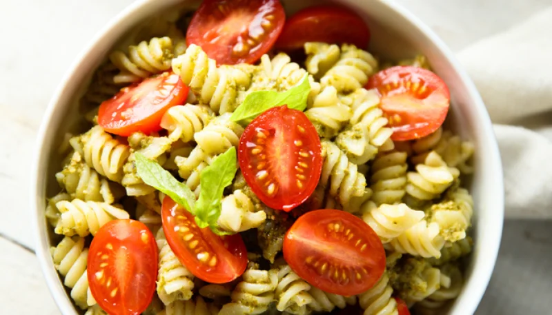 Fusilli al pesto, guanciale e pomodoro