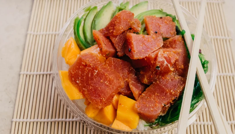 Poké di salmone con mango e avocado