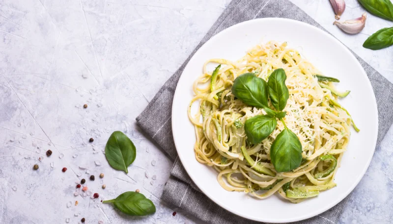 Spaghetti con salsa di zucchine e frutta secca