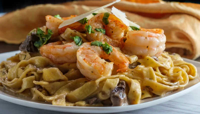 Tagliatelle funghi e gamberetti