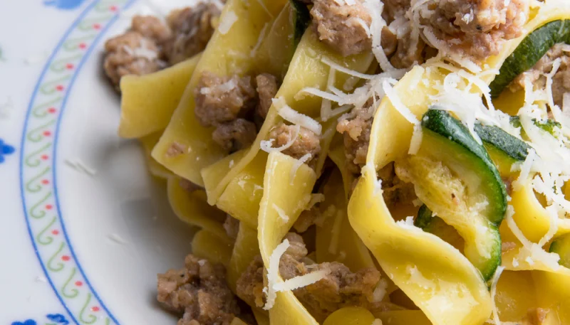 Tagliatelle salsiccia e zucchine