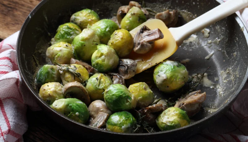 Cavolini di Bruxelles con funghi