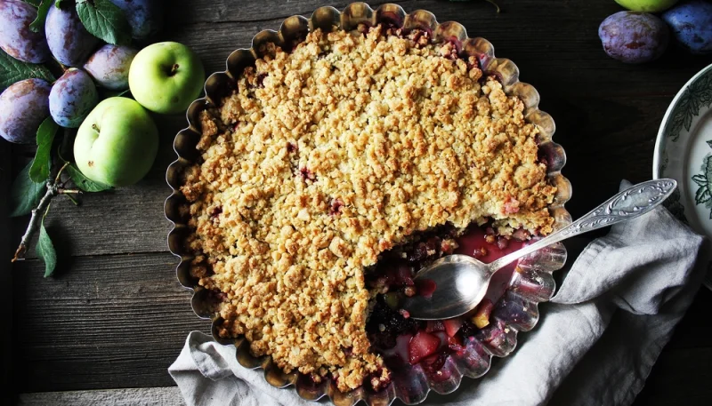 Crumble mela e frutti rossi