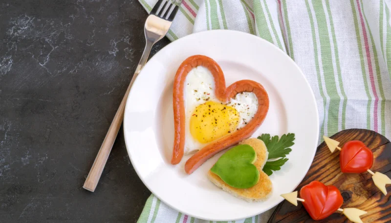 Cuori di würstel con uovo fritto