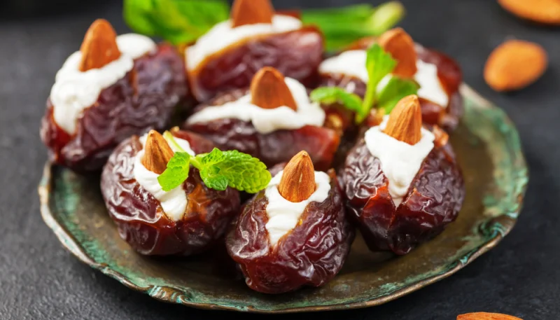 Datteri ripieni di formaggio e mandorle