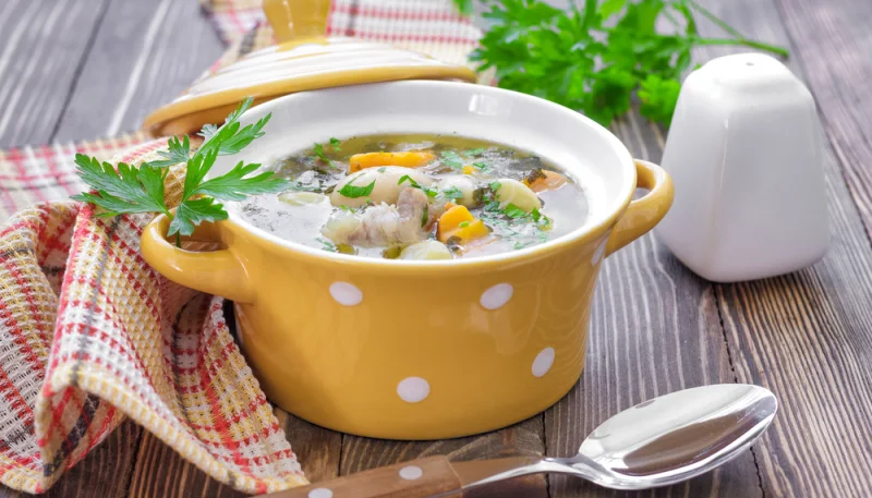 Minestra con fave, carciofi e cipolle