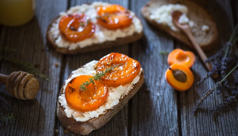 Toast al formaggio e albicocche arrostite