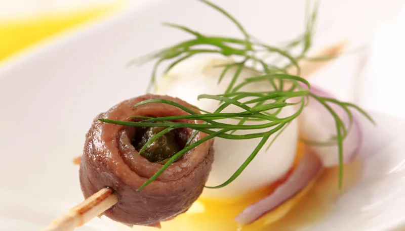 Bocconcini di mozzarella con acciughe e olive