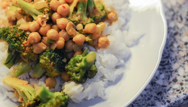 Ceci glassati con broccoli saltati e riso basmati