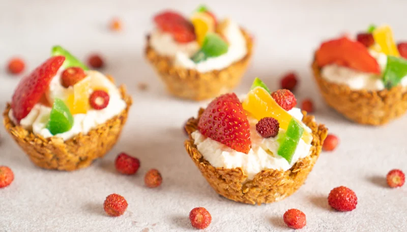 Cestini all'avena ripieni di yogurt