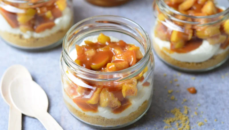 Crema pasticcera al limone con mele caramellate e cannella