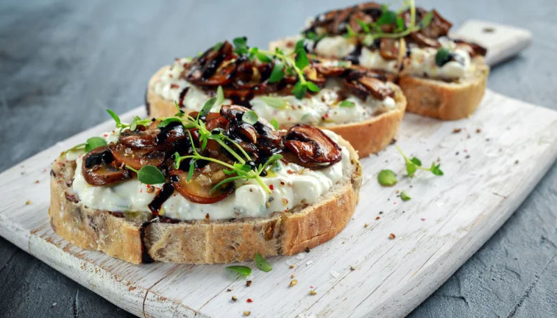 Crostini di funghi con con crema di acciughe