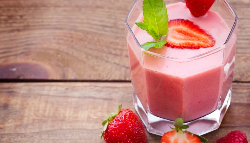 Frullato fragole, lamponi e basilico