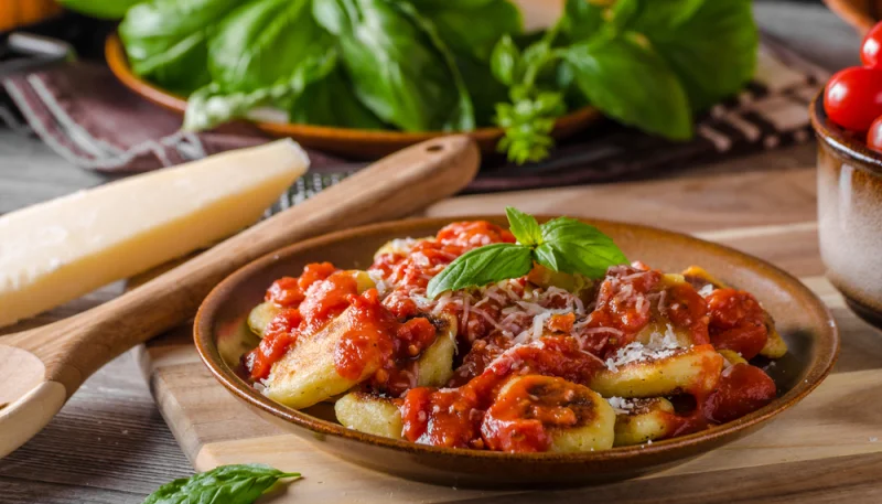 Gnocchi di ceci al pesto