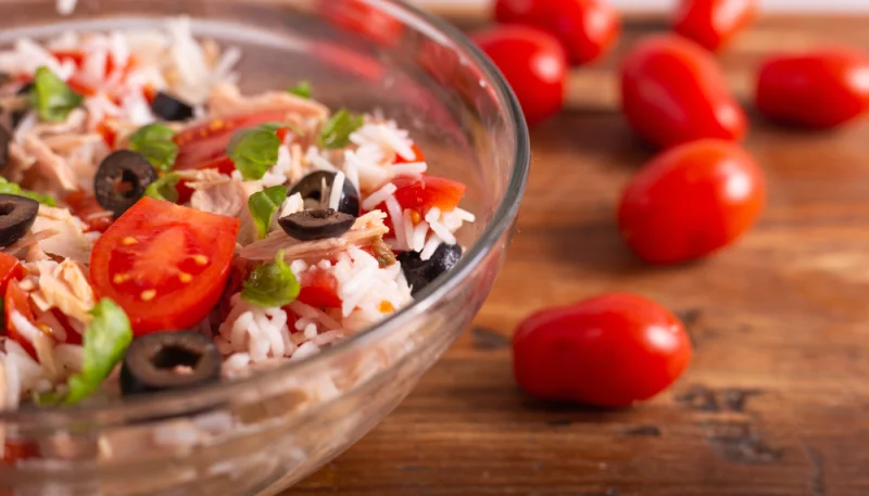 Insalata di riso con tonno, pomodorini e olive