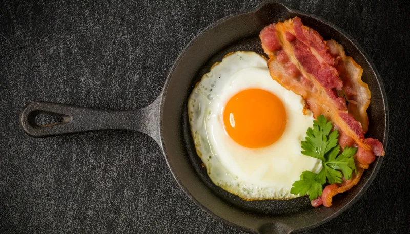 Uova al burro e pancetta affumicata