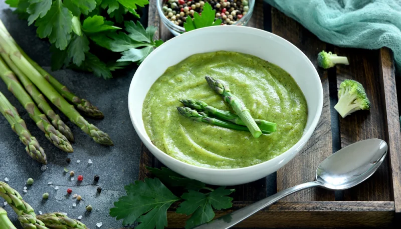 Vellutata di asparagi e lattuga