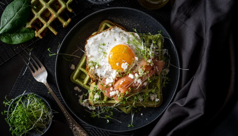 Waffle alle zucchine con uova e salmone