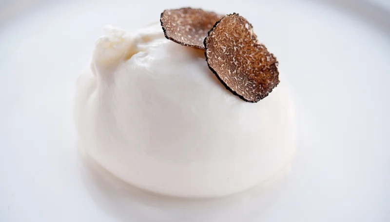 Fette di mozzarella marinate con tartufo