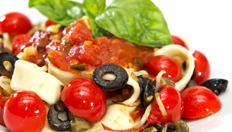 Fettuccine olive pomodoro e capperi