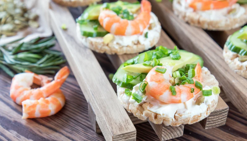 Gallette di riso con philadelphia, avocado e gamberi