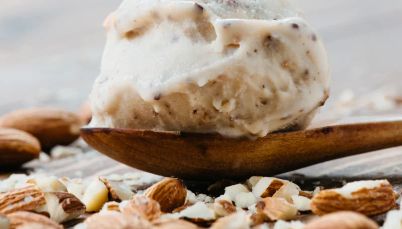 Gelato al mascarpone e mandorle