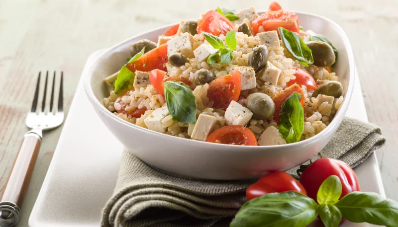 Insalata di riso con mozzarella olive e capperi