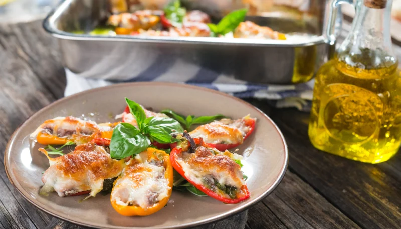 Peperoni con mozzarella e acciughe