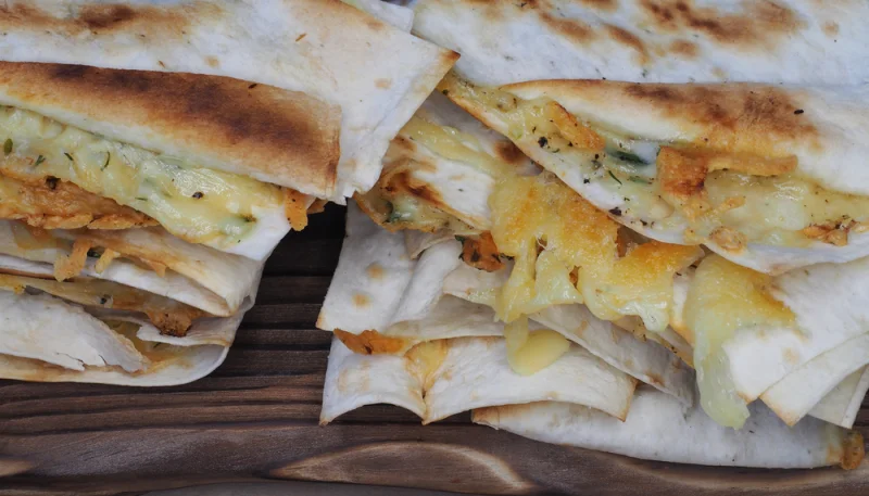 Torta di pane azzimo con rucola e radicchio