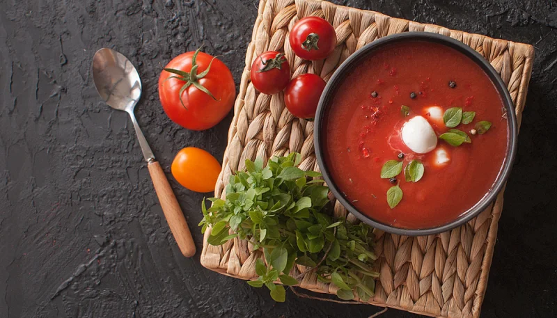 Zuppa fredda di pomodori con mozzarelline e basilico