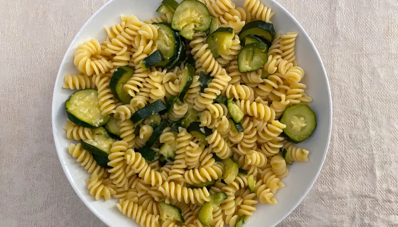 Insalata di pasta con zucchine e olive