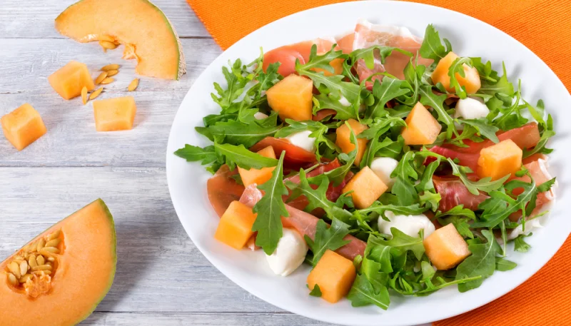 Melone con mozzarella e prosciutto crudo e pistacchio